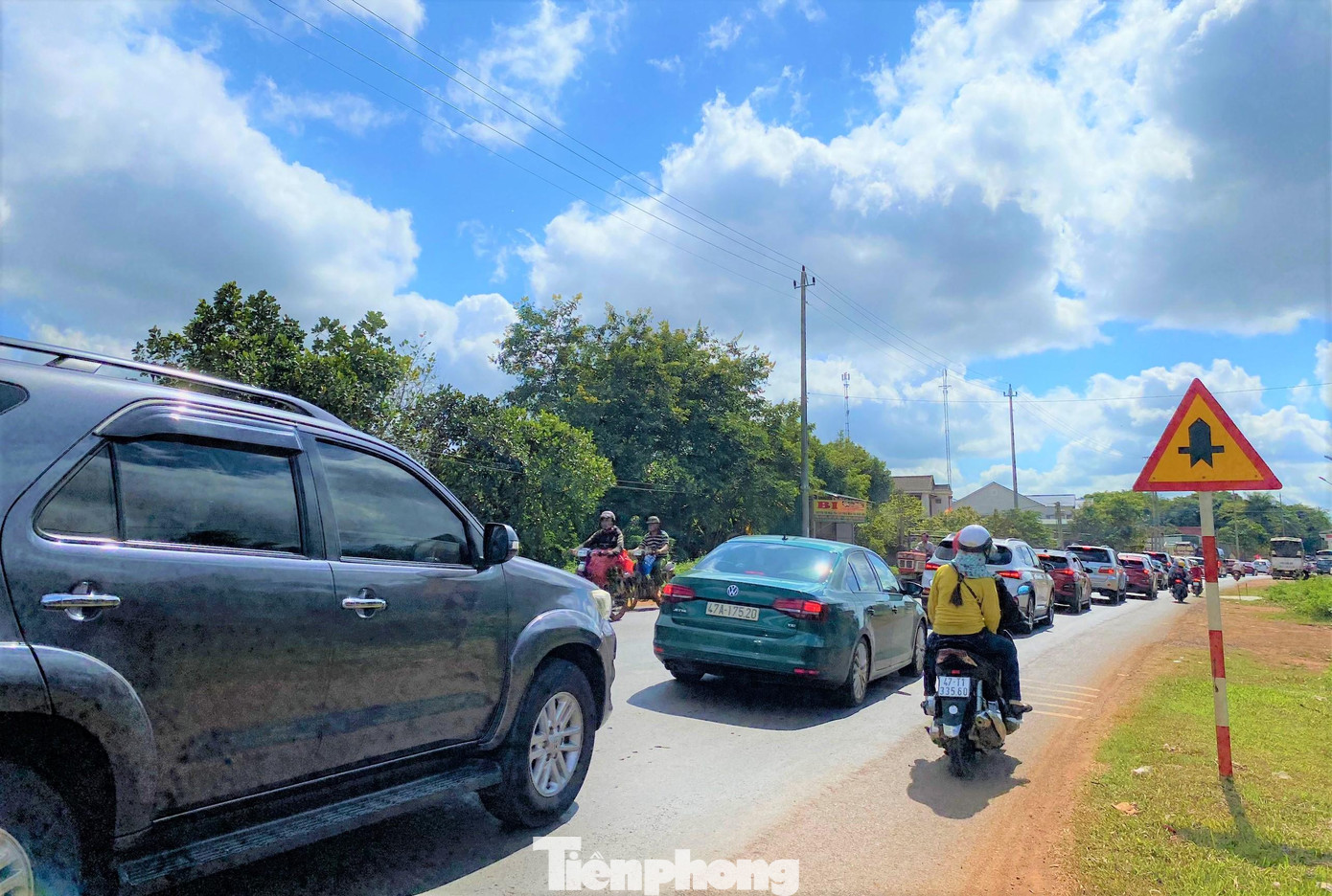 Dòng người đổ về trung tâm lễ hội sầu riêng Krông Pắc