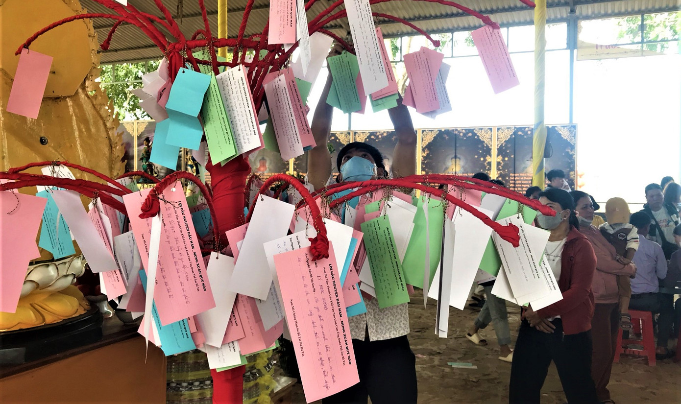 Những ước mong của người dân được treo lên cây ước nguyện Những ước mong của người dân được treo lên cây ước nguyện