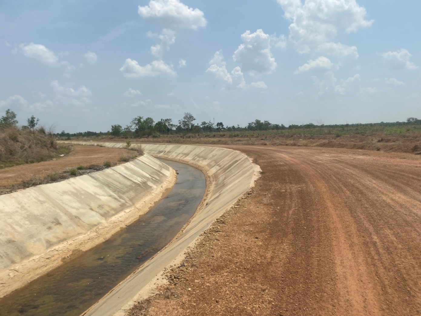 Hệ thống kênh dẫn nước thuộc dự án hồ chứa nước Ia Mơr. Hệ thống kênh dẫn nước thuộc dự án hồ chứa nước Ia Mơr.