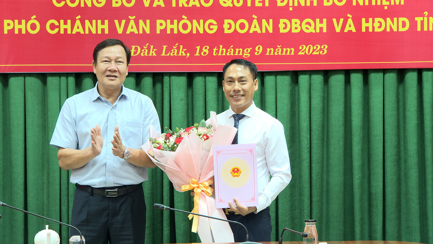 Phó Chủ tịch HĐND tỉnh Trần Phú Hùng, trao quyết định bổ nhiệm ông Nguyễn Ngọc Hoàng Phó Chủ tịch HĐND tỉnh Trần Phú Hùng, trao quyết định bổ nhiệm ông Nguyễn Ngọc Hoàng