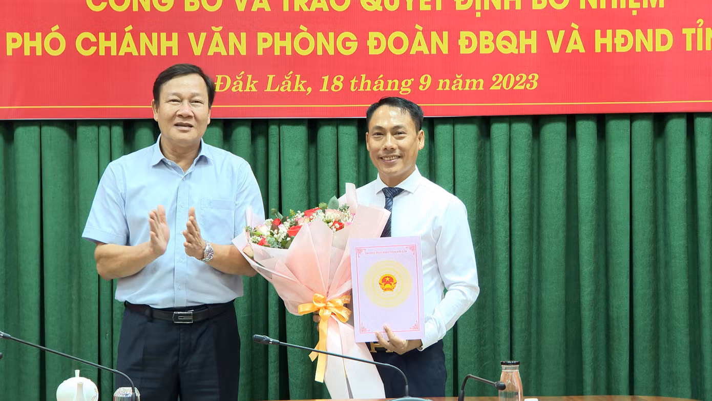 Phó Chủ tịch HĐND tỉnh Trần Phú Hùng, trao quyết định bổ nhiệm ông Nguyễn Ngọc Hoàng