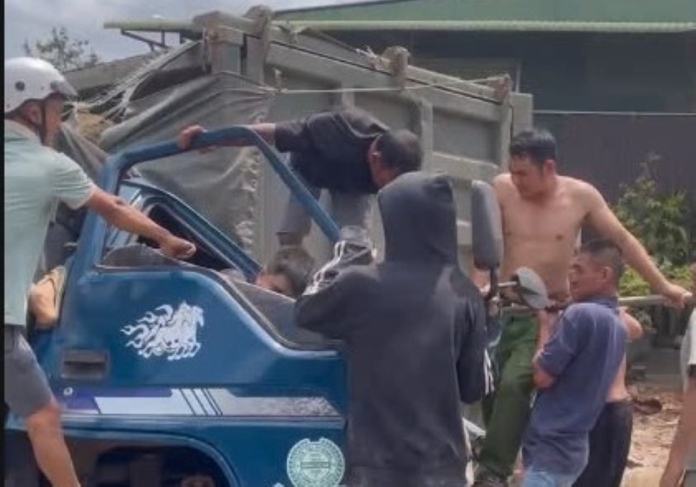 Người dân cậy cửa ca bin cứu người bị mắc kẹt Người dân cậy cửa ca bin cứu người bị mắc kẹt