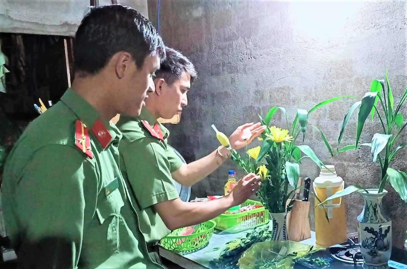 Các chiến sĩ công an vào bếp chuẩn bị "Bữa cơm tri ân" Các chiến sĩ công an vào bếp chuẩn bị "Bữa cơm tri ân"