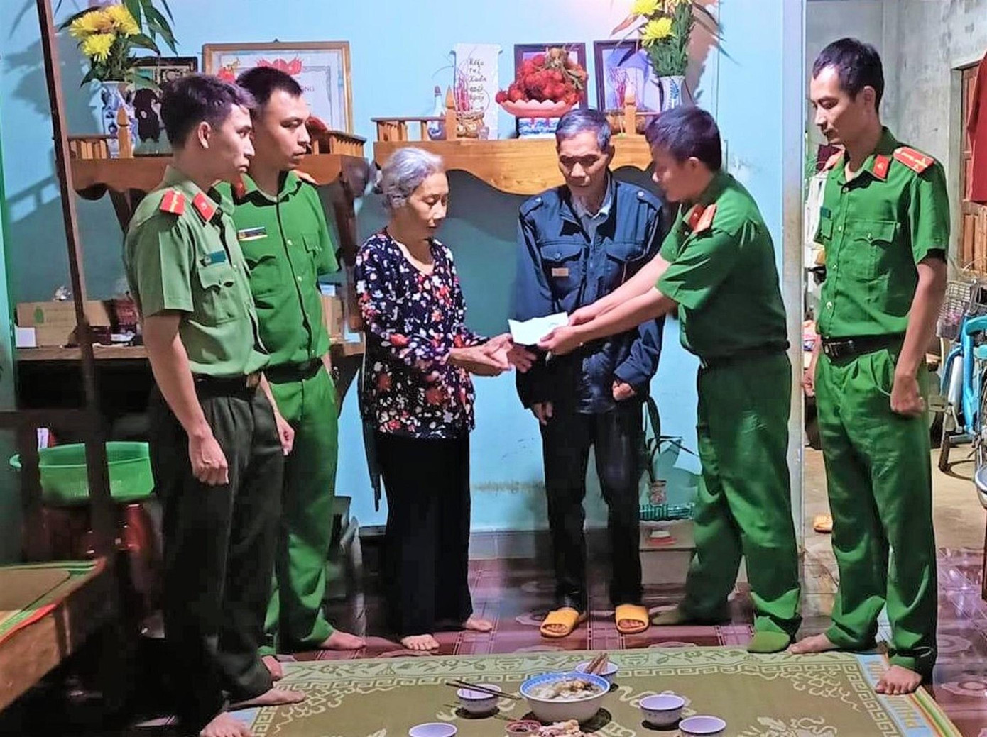 Đoàn thanh niên Công an huyện Đắk G'long chuẩn bị bữa cơm, tri ân gia đình bà Nguyễn Thị Lý Đoàn thanh niên Công an huyện Đắk G'long chuẩn bị bữa cơm, tri ân gia đình bà Nguyễn Thị Lý