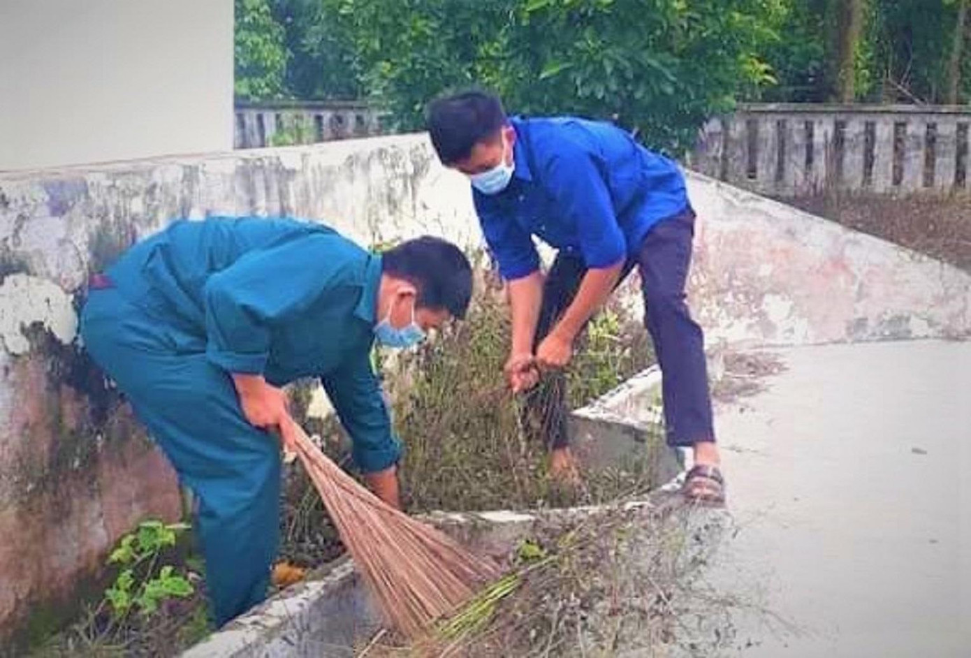 Đoàn viên, thanh niên tham gia dọn vệ sinh khu vực tượng đài liệt sĩ Đoàn viên, thanh niên tham gia dọn vệ sinh khu vực tượng đài liệt sĩ