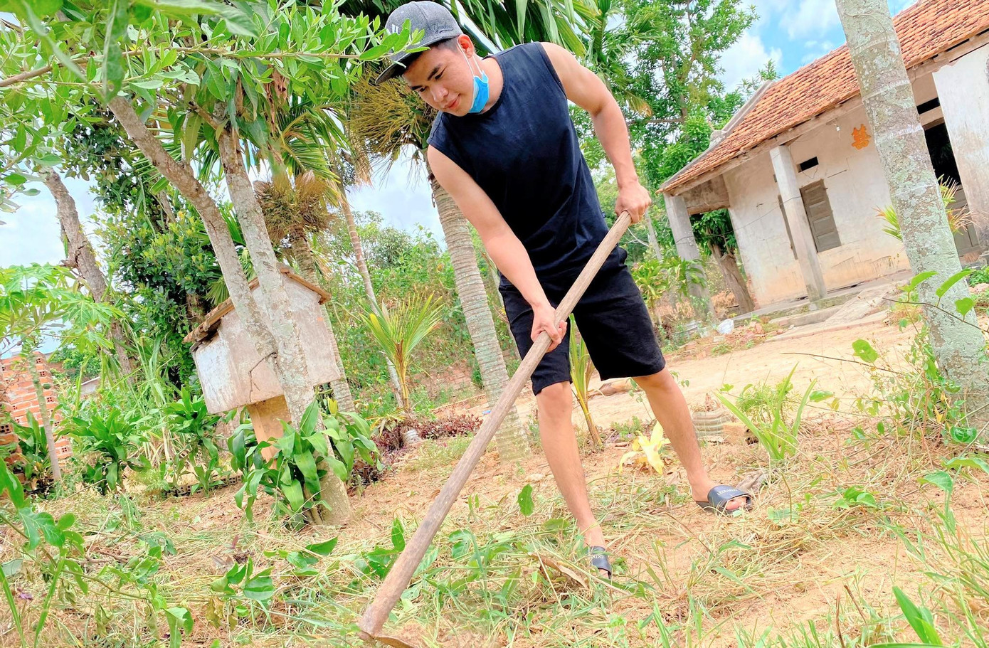 Anh Chiến tự cách ly tại chòi rẫy Anh Chiến tự cách ly tại chòi rẫy