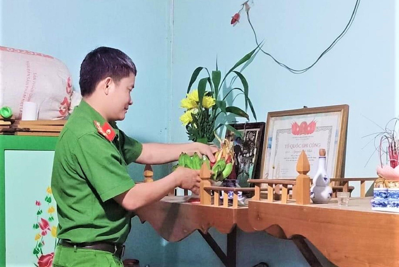 Một cán bộ công an dọn dẹp bàn thờ liệt sĩ Một cán bộ công an dọn dẹp bàn thờ liệt sĩ