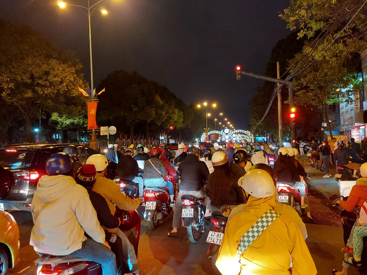 Dòng người từ khắp nơi đổ về TP.Buôn Ma Thuột xem pháo hoa