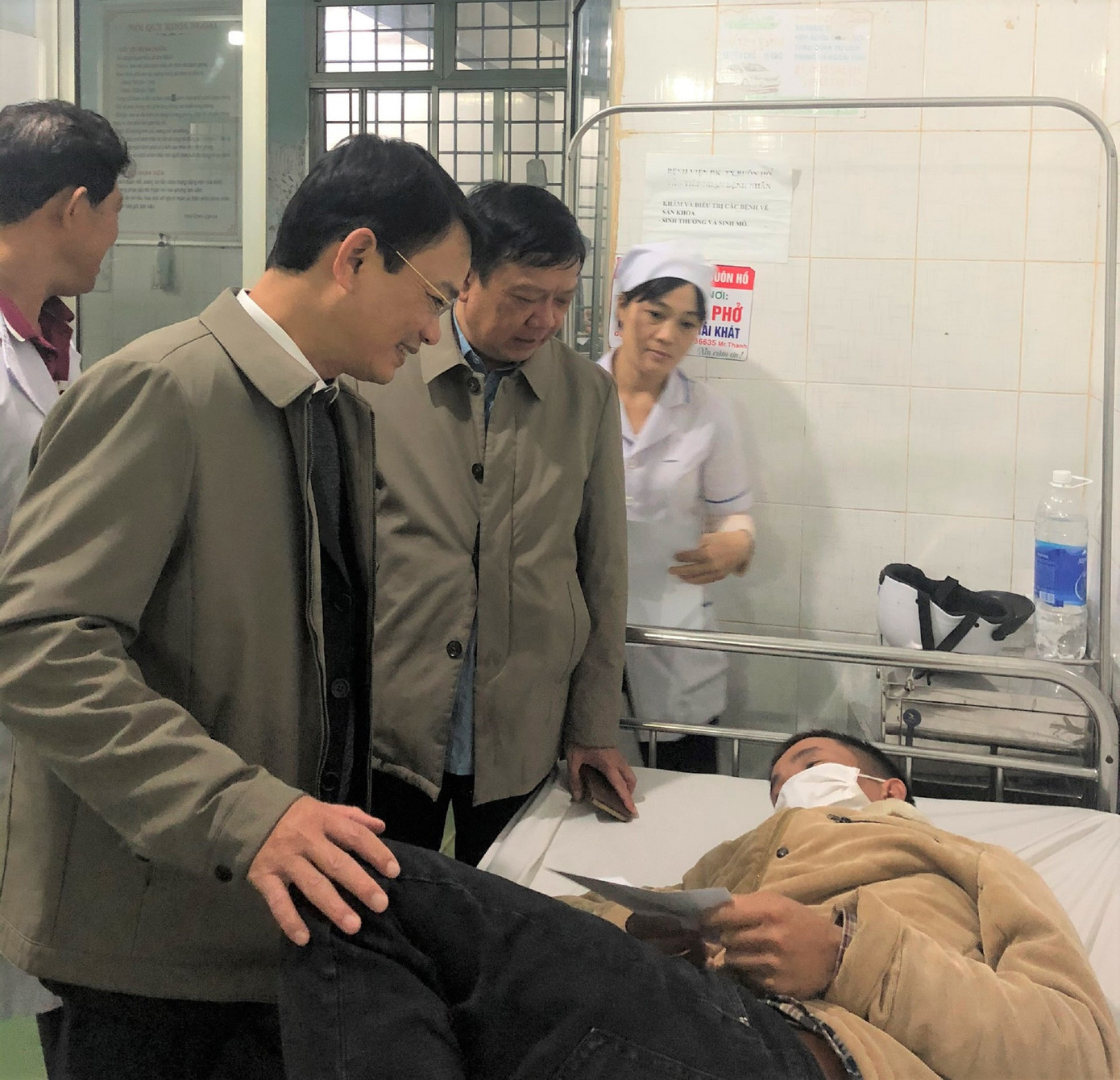 Lãnh đạo thị xã Buôn Hồ, thăm động viên những bệnh nhân đang điều trị tại bệnh viện