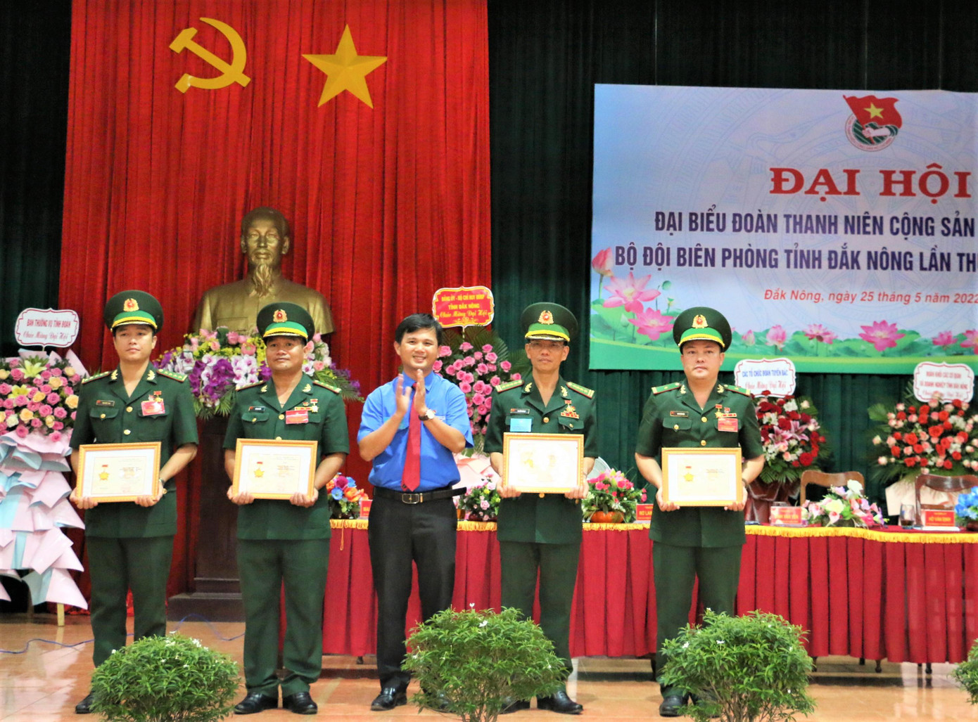 Trao Kỷ niệm chương "Vì thế hệ trẻ" của Trung ương Đoàn cho các cá nhân