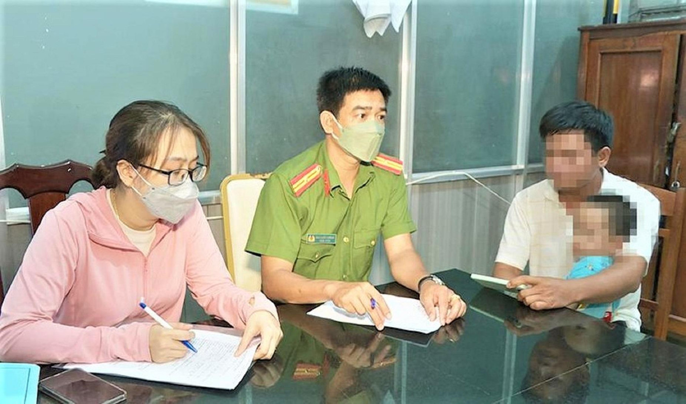 Anh D. đã gặp lại con sau nhiều ngày bị mẹ khai tử. Ảnh: Công an