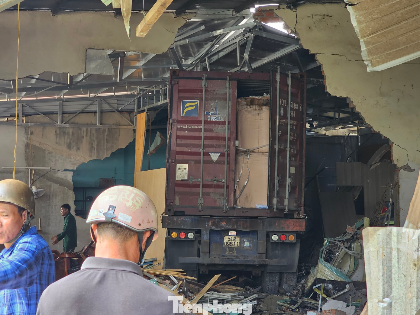 Xe container do Nghĩa điều khiển, đâm vào loạt nhà dân Xe container do Nghĩa điều khiển, đâm vào loạt nhà dân