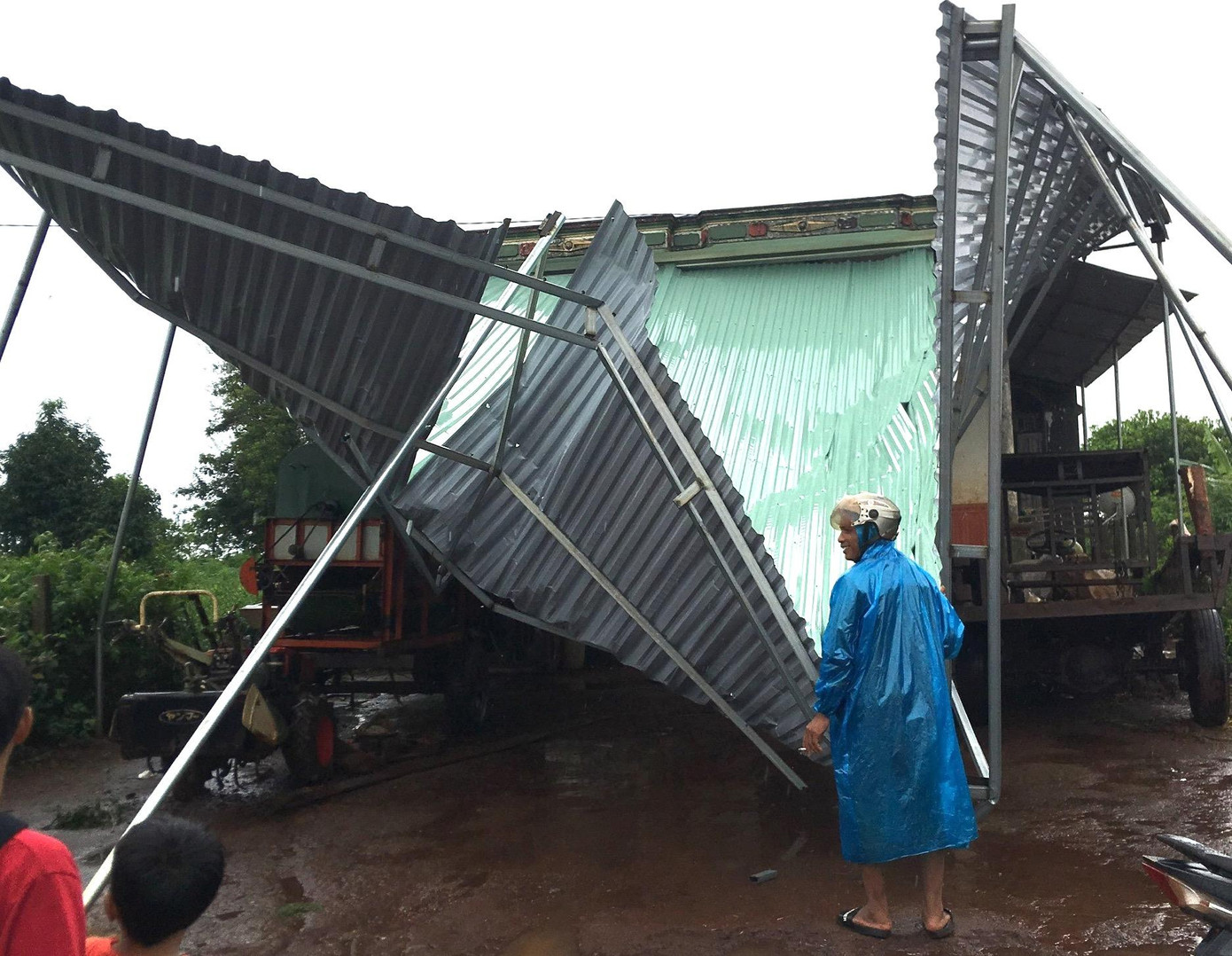Mái nhà dân ở làng Tơr Bang (xã Ia Bang, huyện Chư Prông) bị mưa bão làm hư hại Mái nhà dân ở làng Tơr Bang (xã Ia Bang, huyện Chư Prông) bị mưa bão làm hư hại