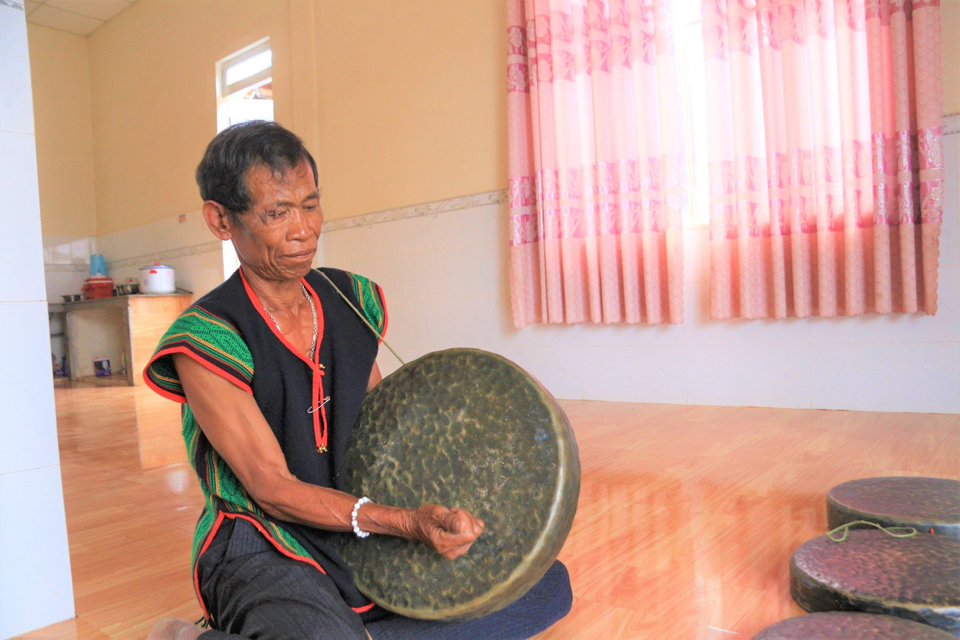 Già Y Xuyên bên bộ chiêng quý