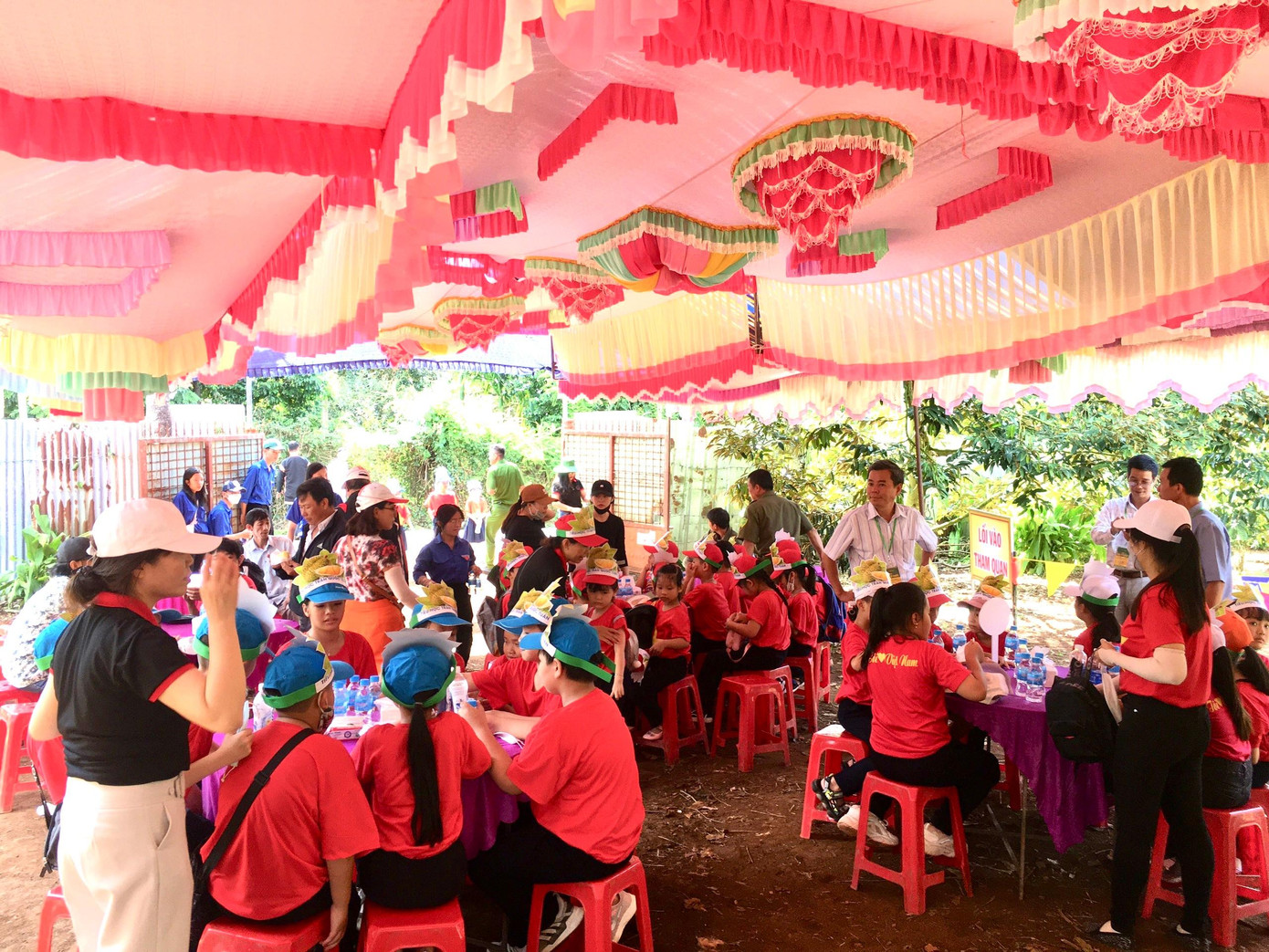 Sáng ngày 1/9, ngày đầu tiên trong dịp nghỉ lễ Quốc Khánh 2/9, lượt khách tham quan, trải nghiệm vườn sầu riêng đã tăng cao so với dự kiến. Theo ban tổ chức, có khoảng 1.000 lượt khách đến tham quan trải nghiệm.