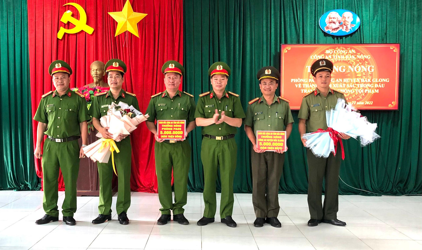 Lãnh đạo Công an tỉnh trao thưởng các đơn vị Lãnh đạo Công an tỉnh trao thưởng các đơn vị