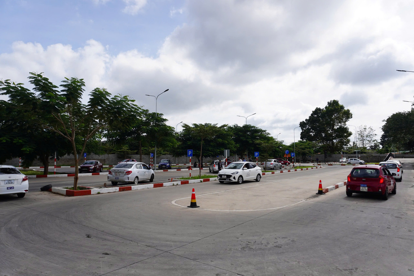 Hàng nghìn học viên bị ảnh hưởng khi Đắk Lắk tạm dừng việc sát hạch. Hàng nghìn học viên bị ảnh hưởng khi Đắk Lắk tạm dừng việc sát hạch.