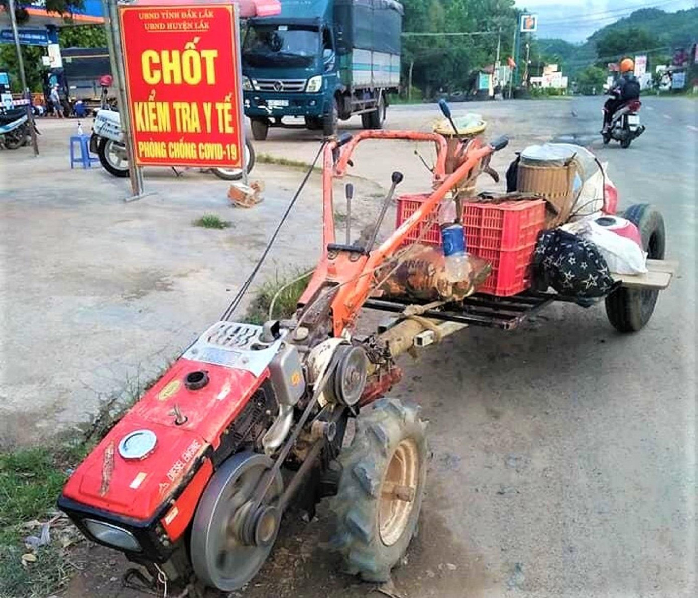 Chiếc xe cày độ chế là phương tiên về quê của gia đình anh K'panh