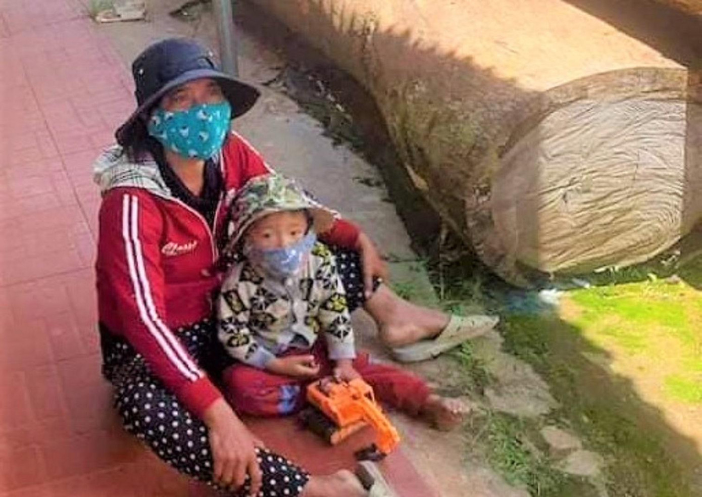 Em bé cũng theo ba mẹ đi xe cày độ chế về quê