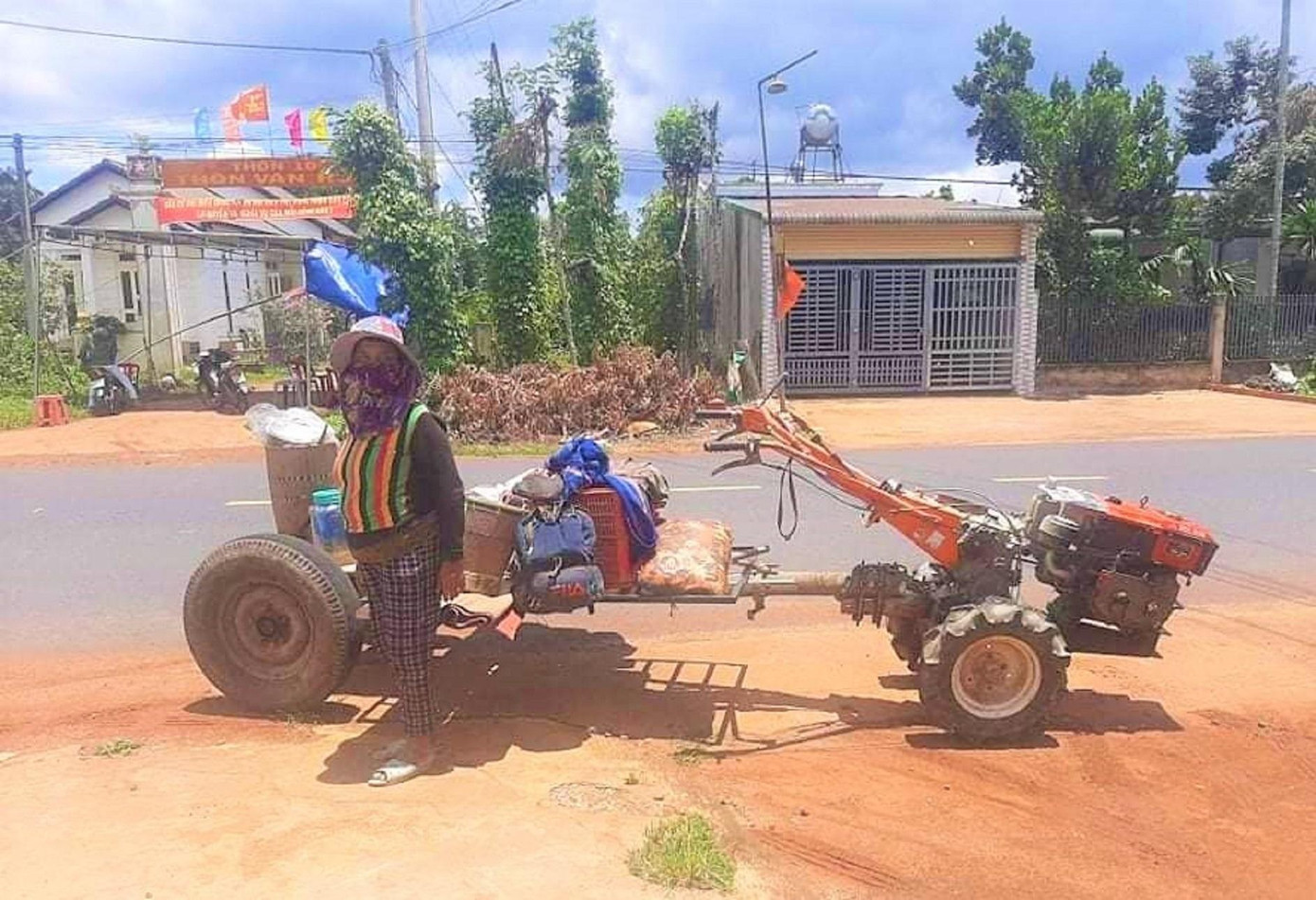 Chiếc xe dừng tại chốt kiểm soát dịch bệnh xã Ea Tiêu