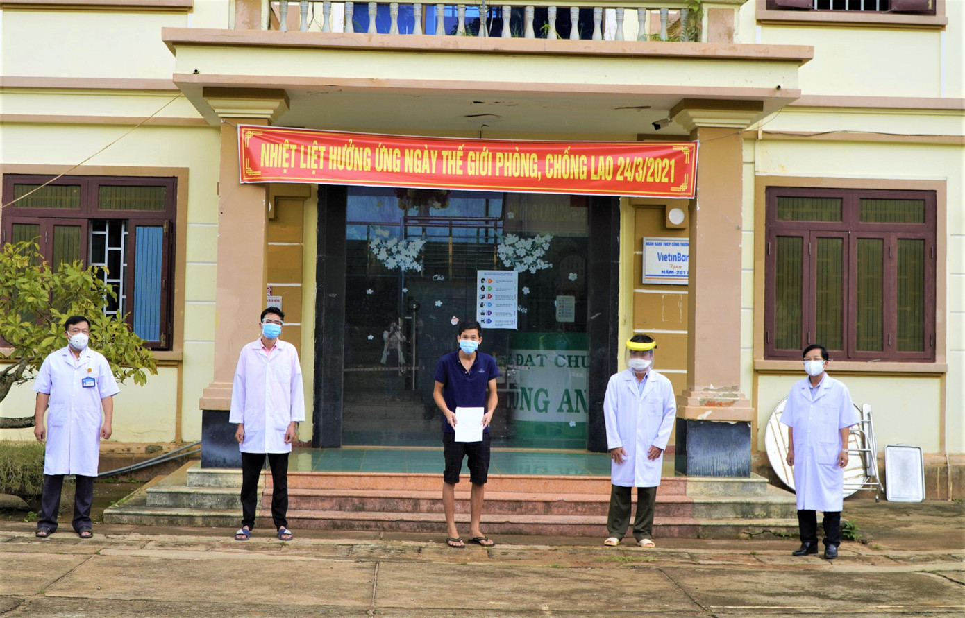 Anh E. nhận giấy ra viện sau 15 ngày điều trị COVID-19