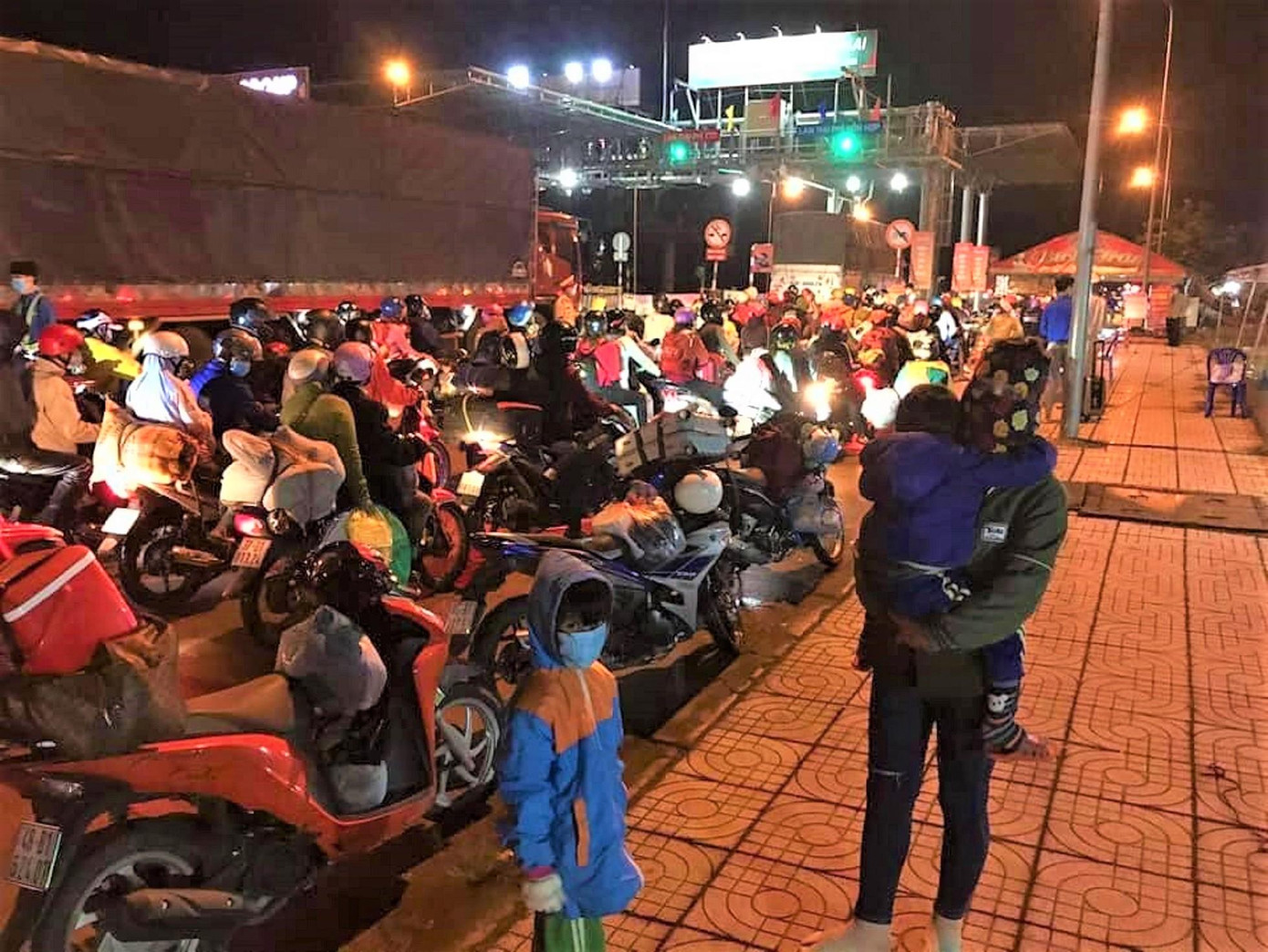 Em bé được bảo hộ kín mít