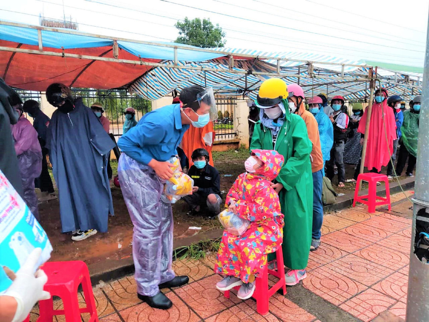 Đoàn Thanh niên phát quà cho em nhỏ