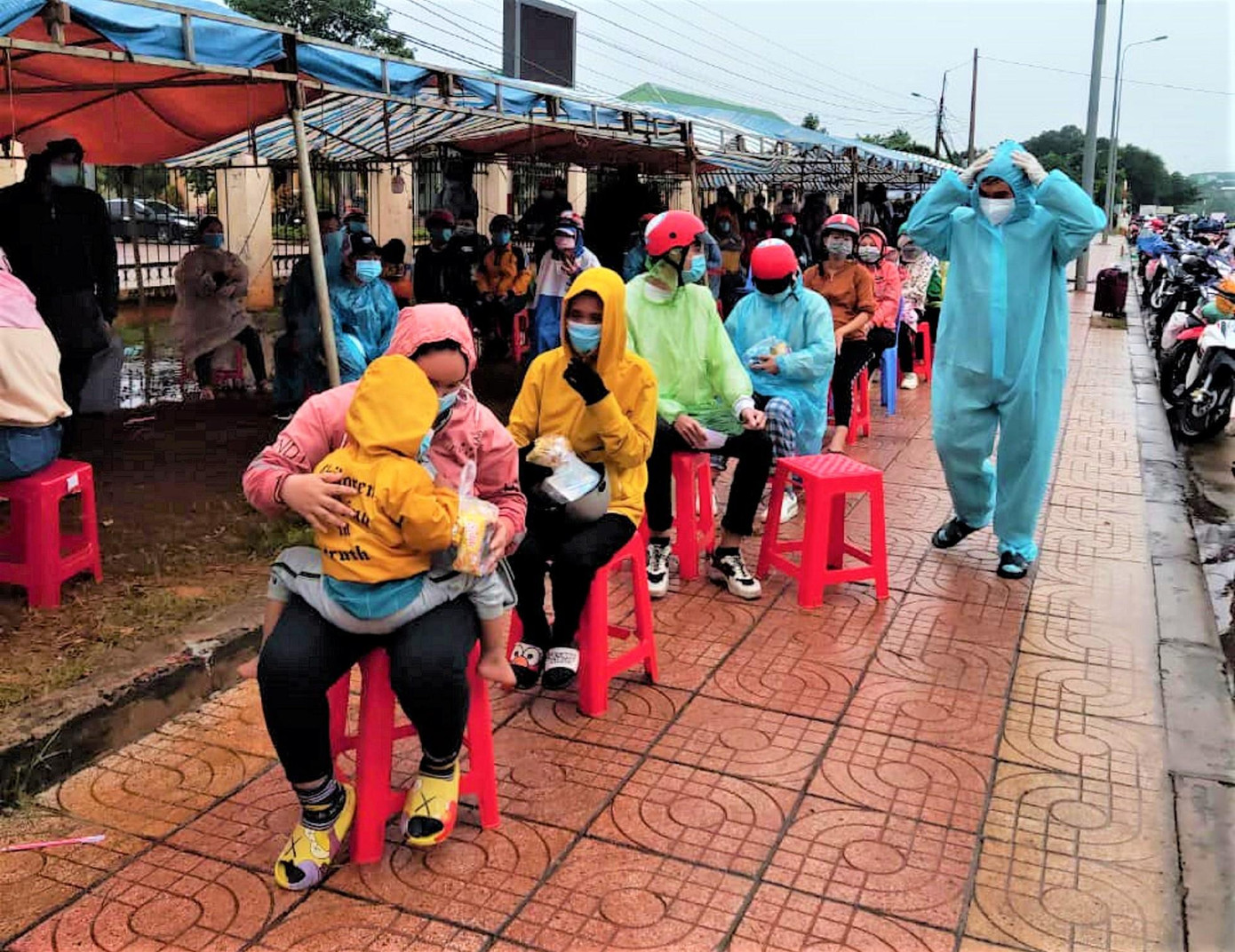 Những trường hợp có em nhỏ được ưu tiên làm thủ tục khai báo y tế trước