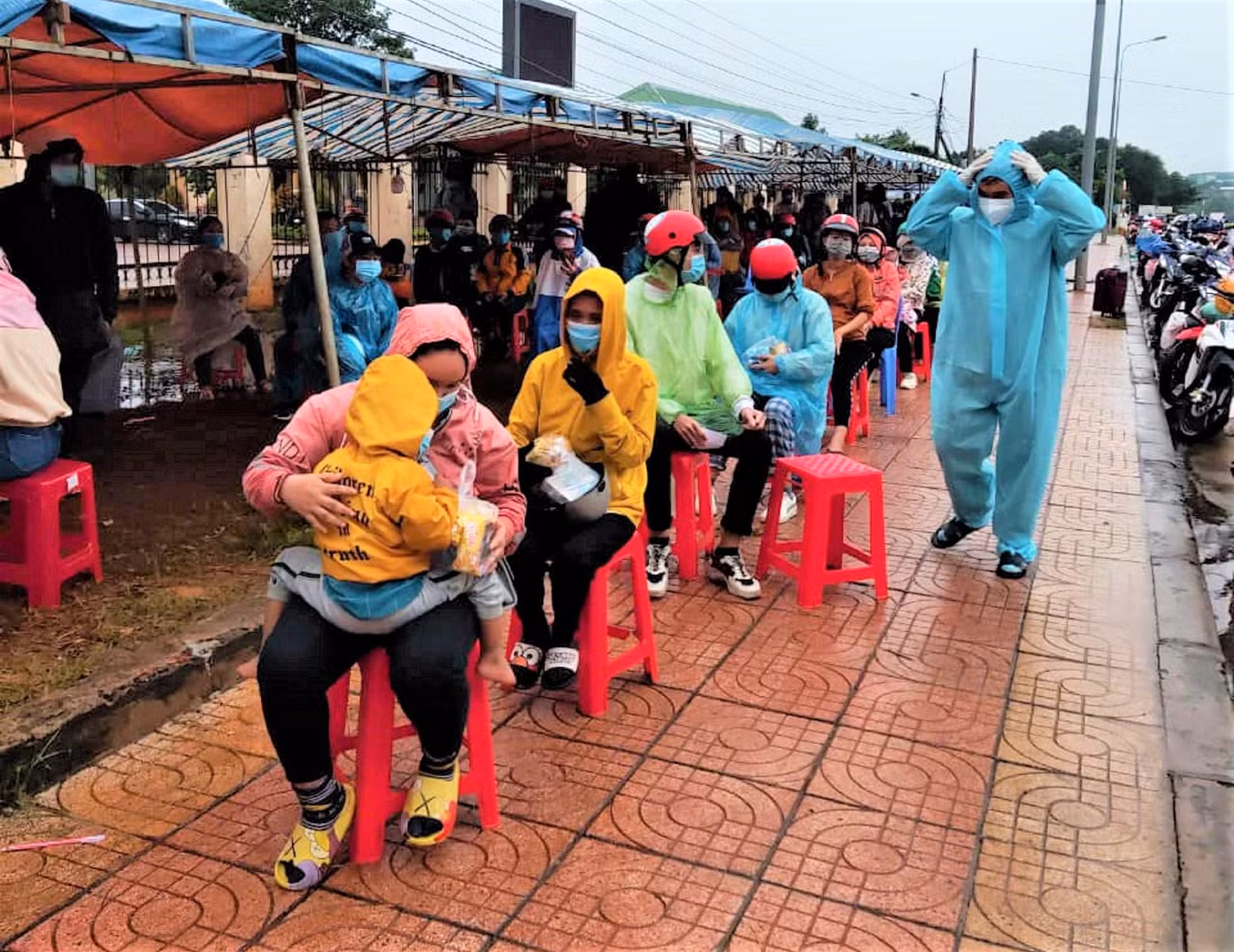 Những trường hợp có em nhỏ được ưu tiên làm thủ tục khai báo y tế trước Những trường hợp có em nhỏ được ưu tiên làm thủ tục khai báo y tế trước