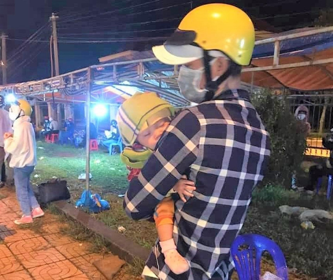 Em bé ngủ thật say mặc cho thanh âm ồn ào xung quanh