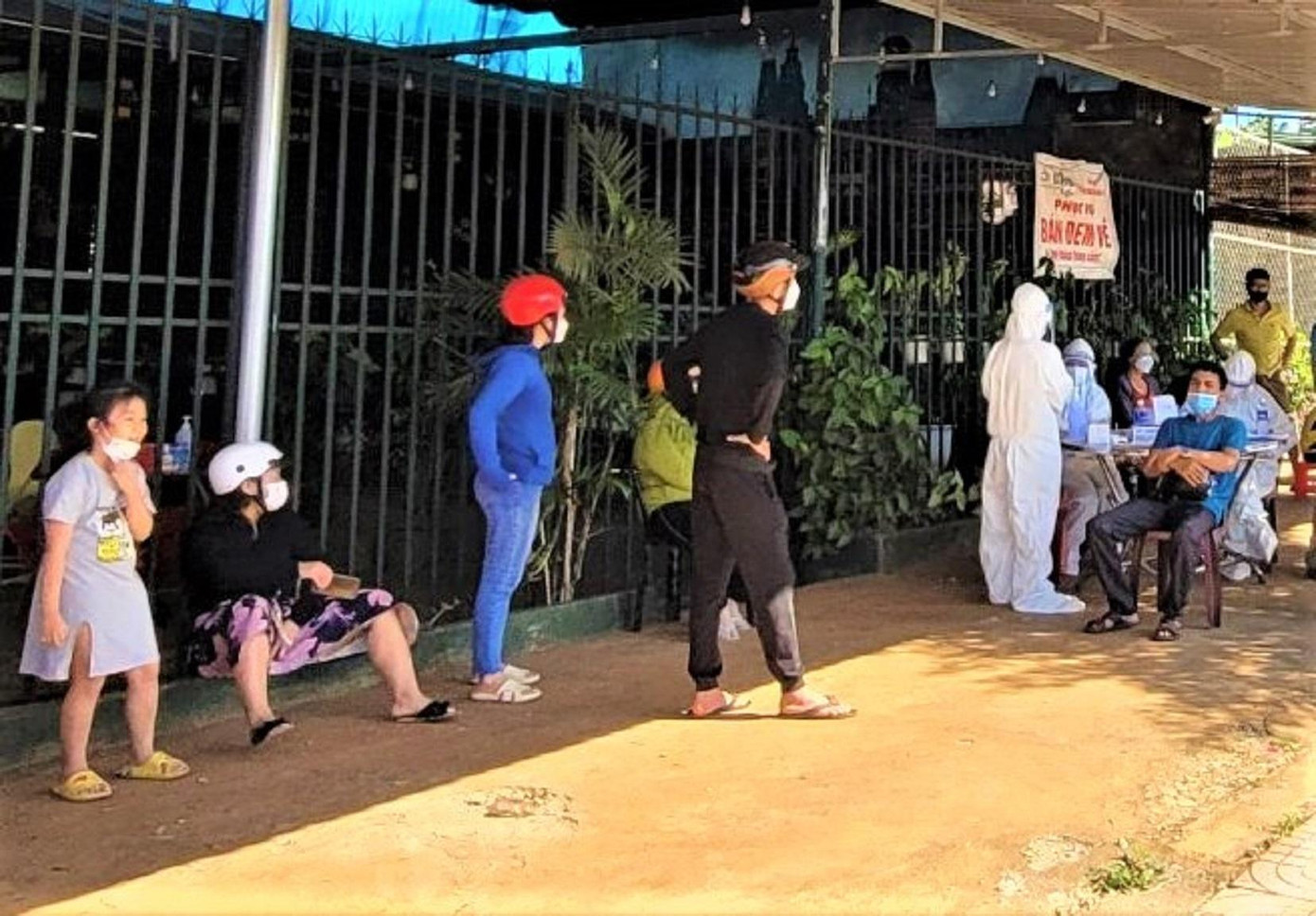 Người dân chờ đến lượt lấy mẫu xét nghiệm