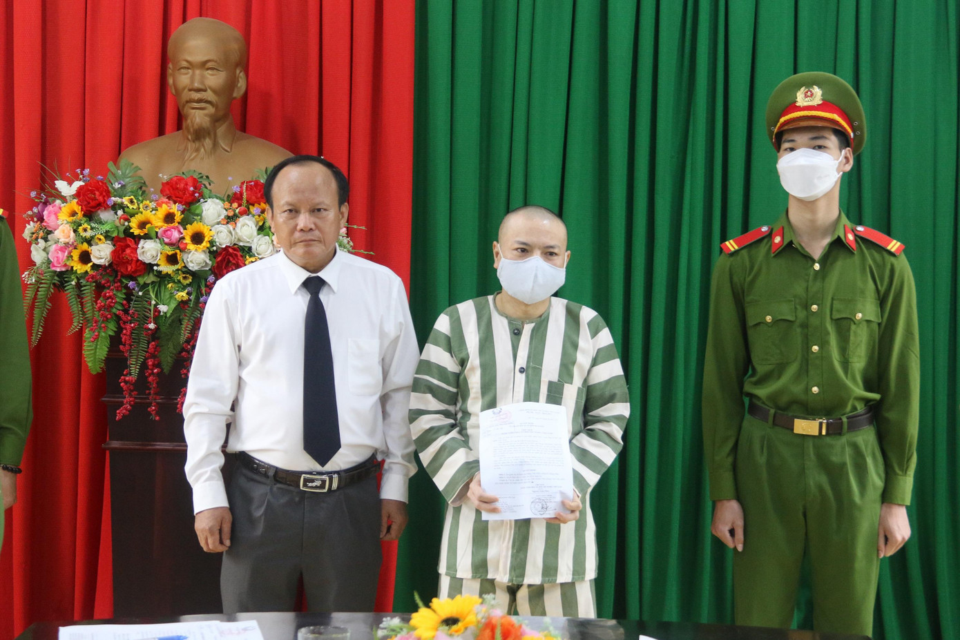 Phạm nhân Đặng Văn Hiến nhận quyết định ân giảm án Phạm nhân Đặng Văn Hiến nhận quyết định ân giảm án