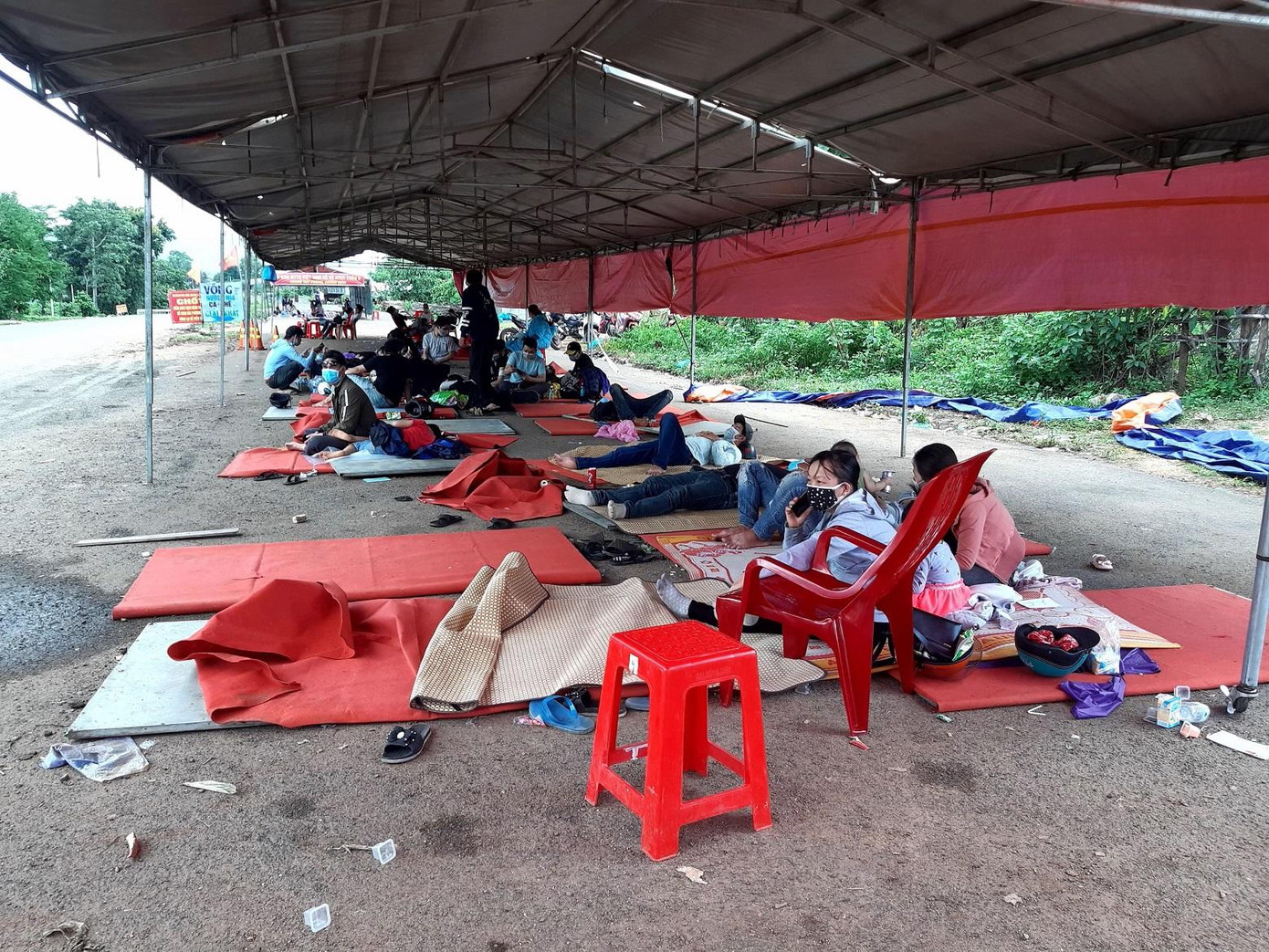 Cơ quan chức năng đã vận động, dựng lều bên đường cho người dân nghỉ ngơi