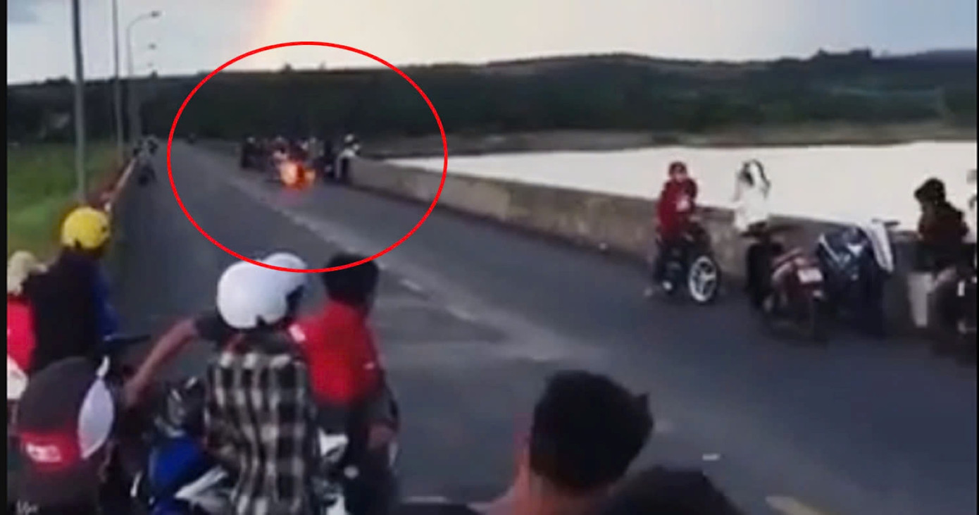 Xe máy tông vào nhau đến mức phát lửa