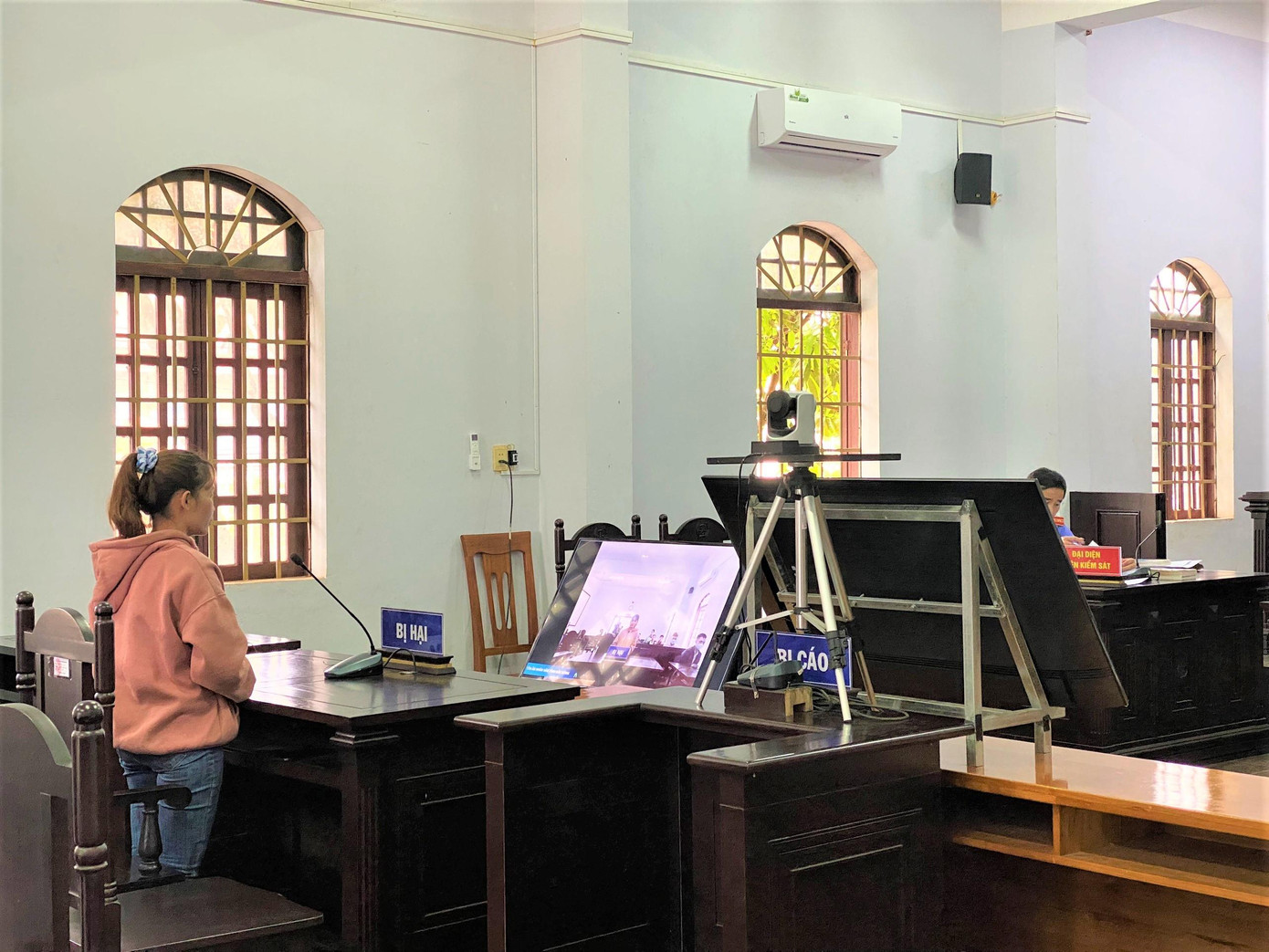 Người bị hại tham gia phiên xét xử trực tuyến