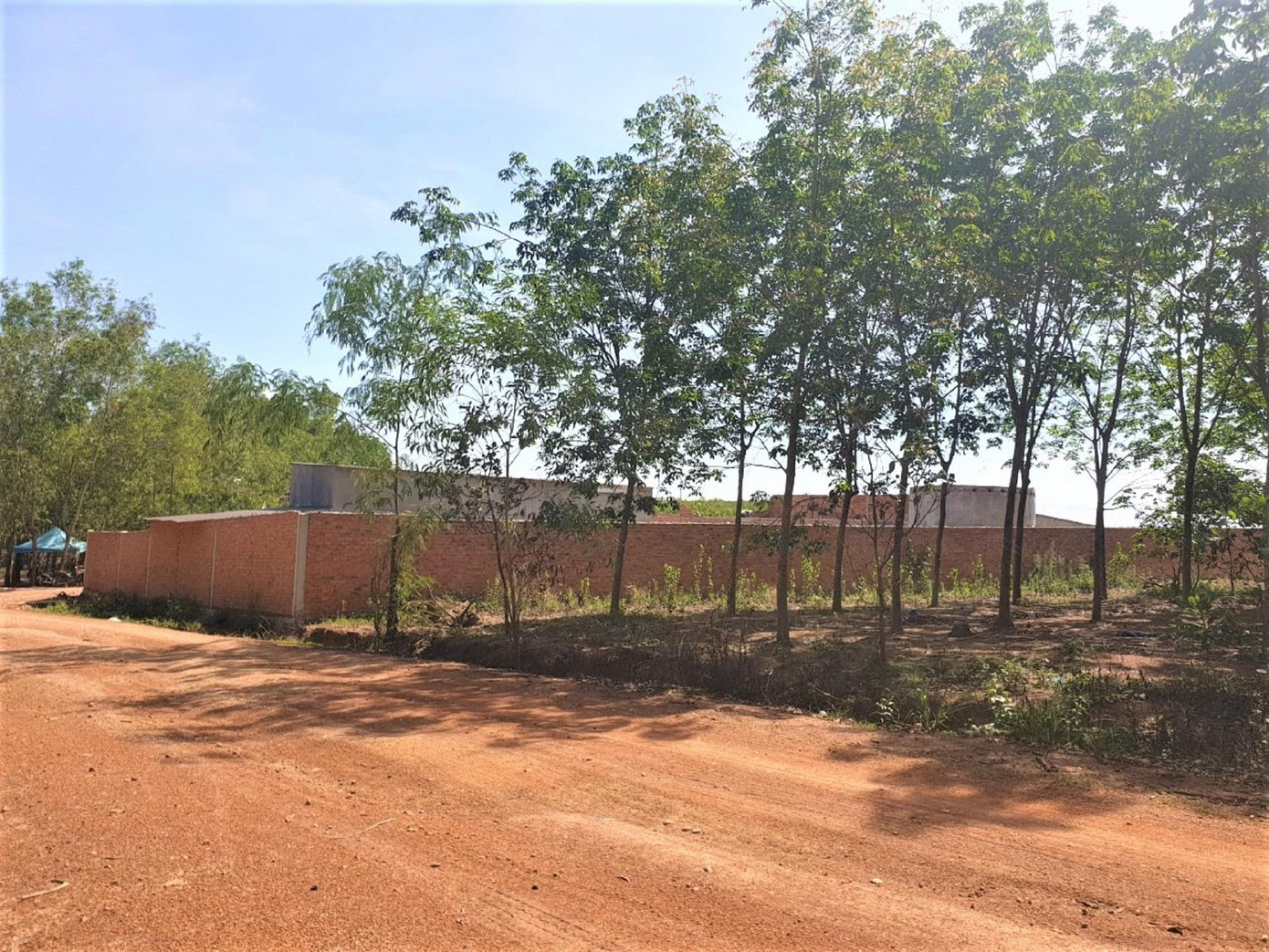 Một trại heo ở thôn Nam Tiến đang được thi công, sắp hoàn thành