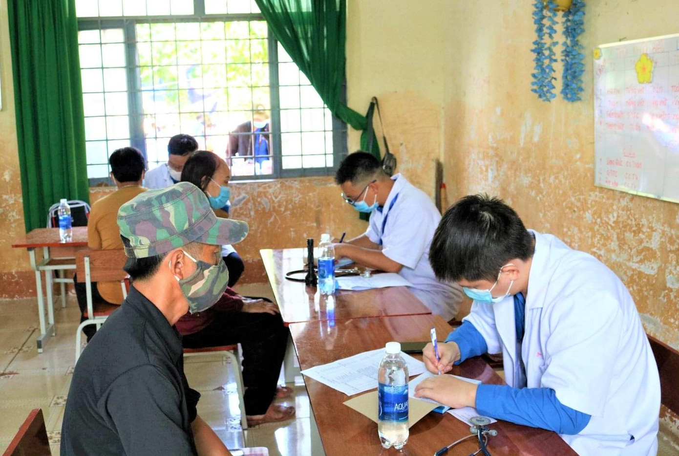 Các thầy thuốc trẻ thăm khám sức khỏe cho người dân