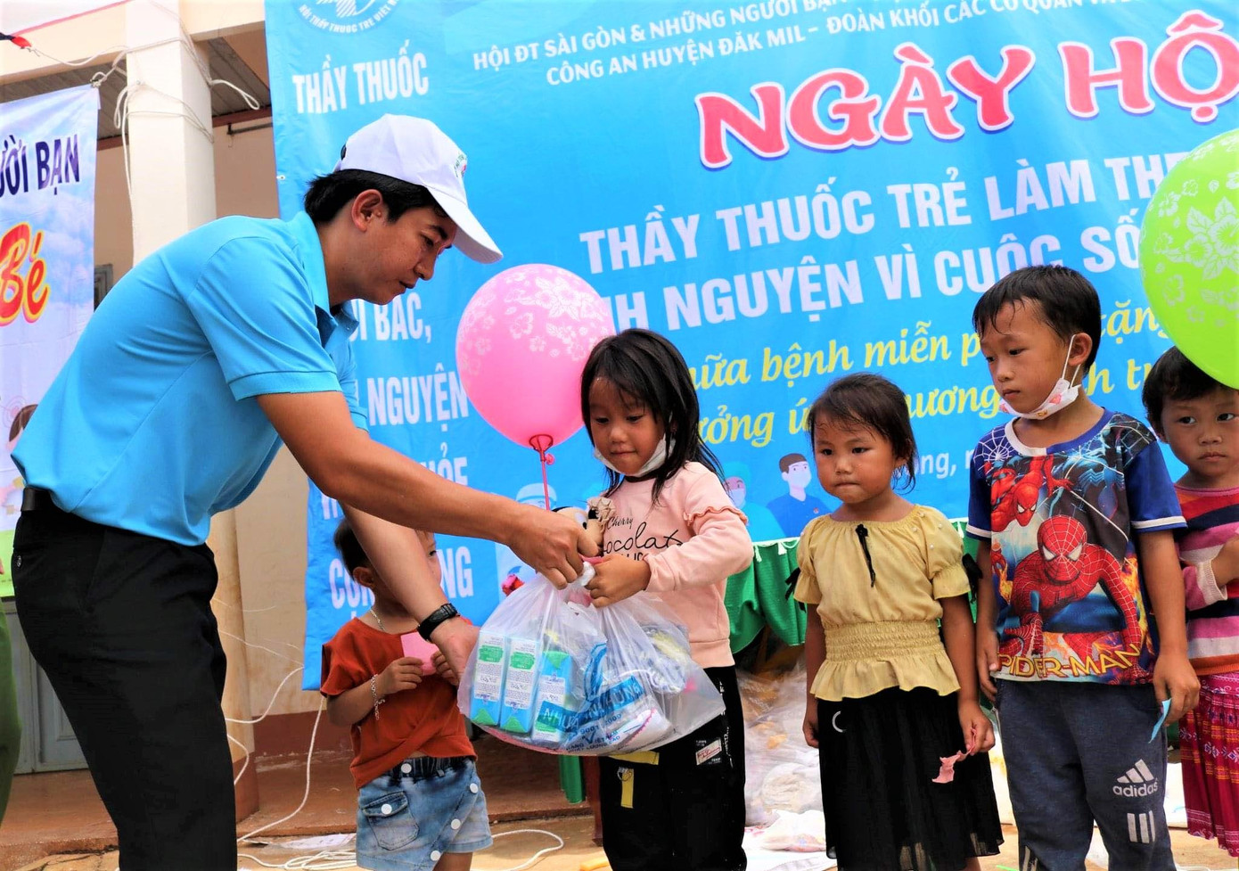 Các em nhỏ được nhận quà