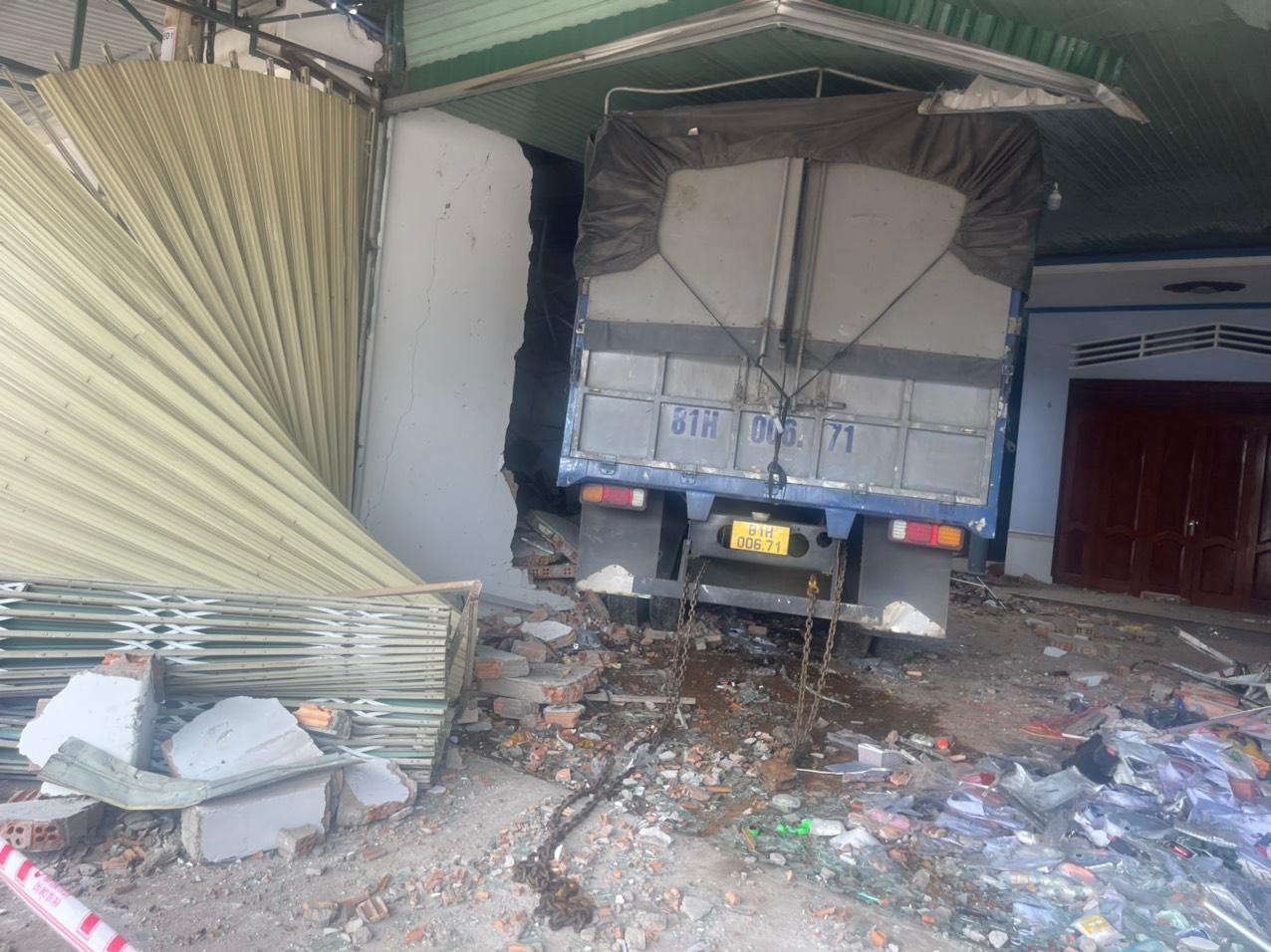 Chiếc xe tải lao vào nhà dân