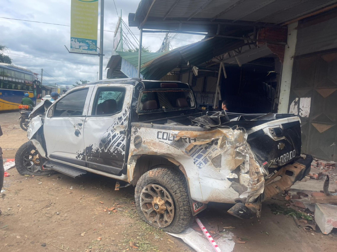 Xe bán tải bị hư hỏng nặng