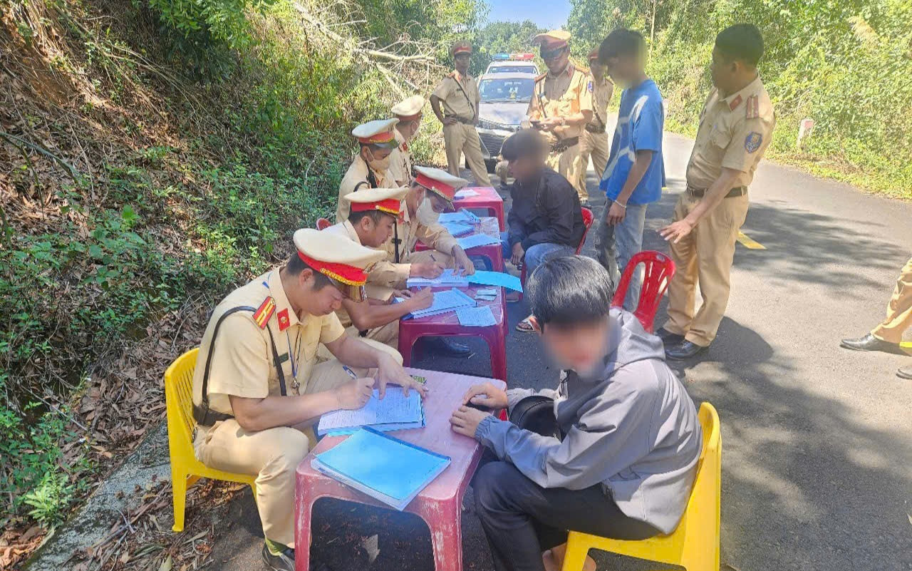 Nhóm tụ tập để đua xe chủ yếu là thanh thiếu niên.