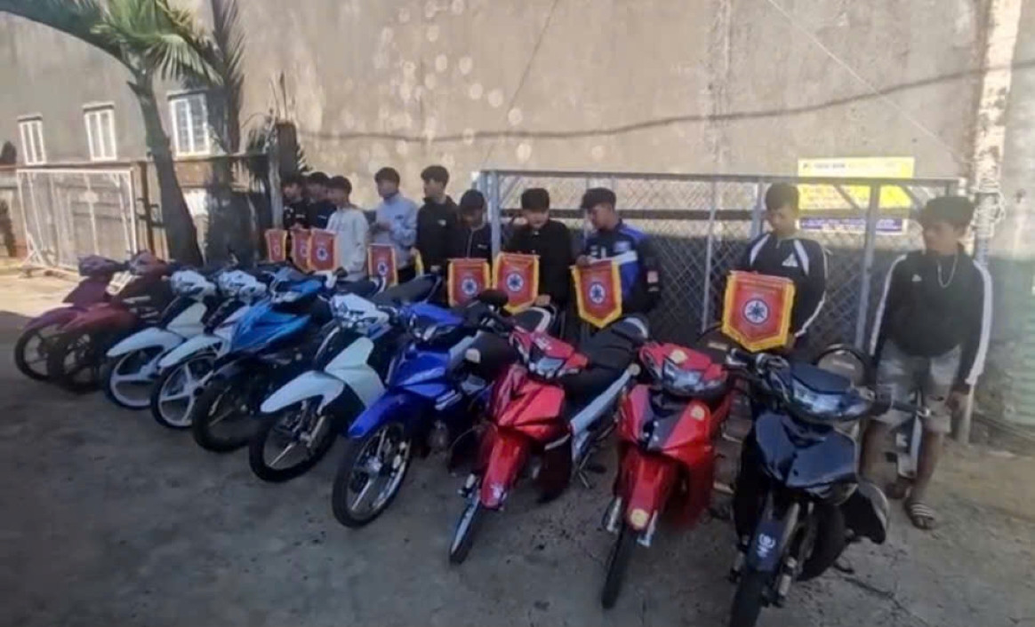 Nhóm thanh thiếu niên chuẩn bị cờ để đua xe.