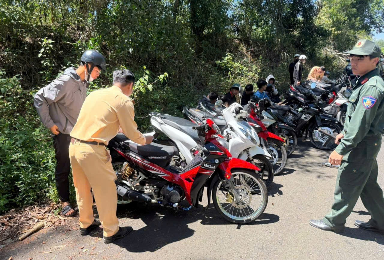 Lực lượng CSGT thống kê phương tiện bị tạm giữ.