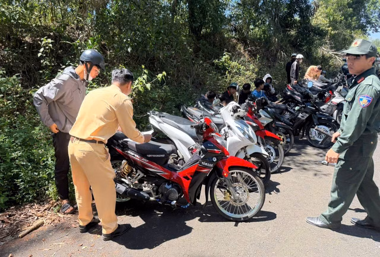 Lực lượng CSGT thống kê phương tiện bị tạm giữ. Lực lượng CSGT thống kê phương tiện bị tạm giữ.