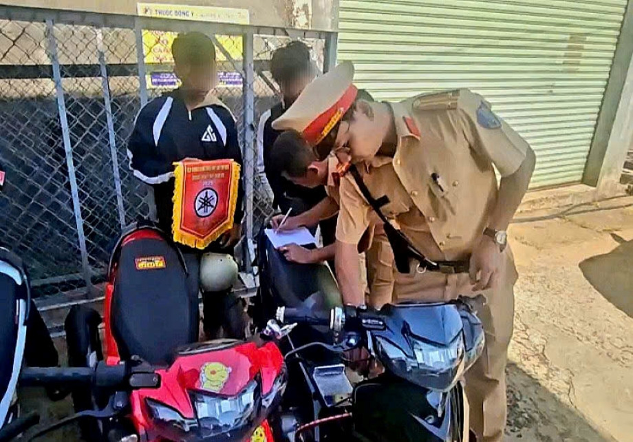 CSGT Đắk Nông kiểm tra các phương tiện tạm giữ của nhóm thanh niên vi phạm.