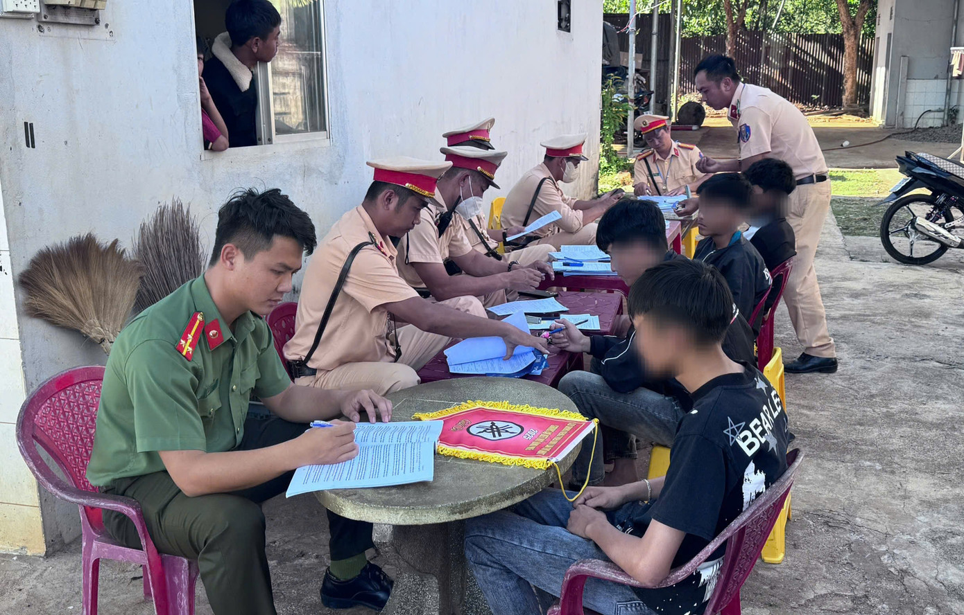 Nhóm thanh niên chuẩn bị tổ chức đua xe trái phép thì bị phát hiện, xử lý