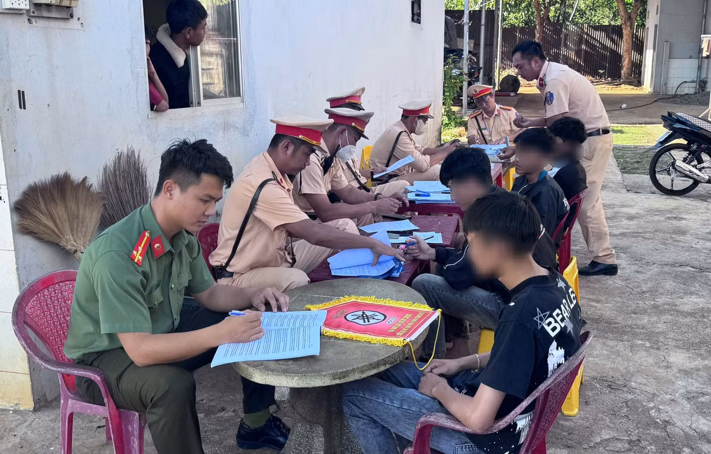 Nhóm thanh niên chuẩn bị tổ chức đua xe trái phép thì bị phát hiện, xử lý Nhóm thanh niên chuẩn bị tổ chức đua xe trái phép thì bị phát hiện, xử lý