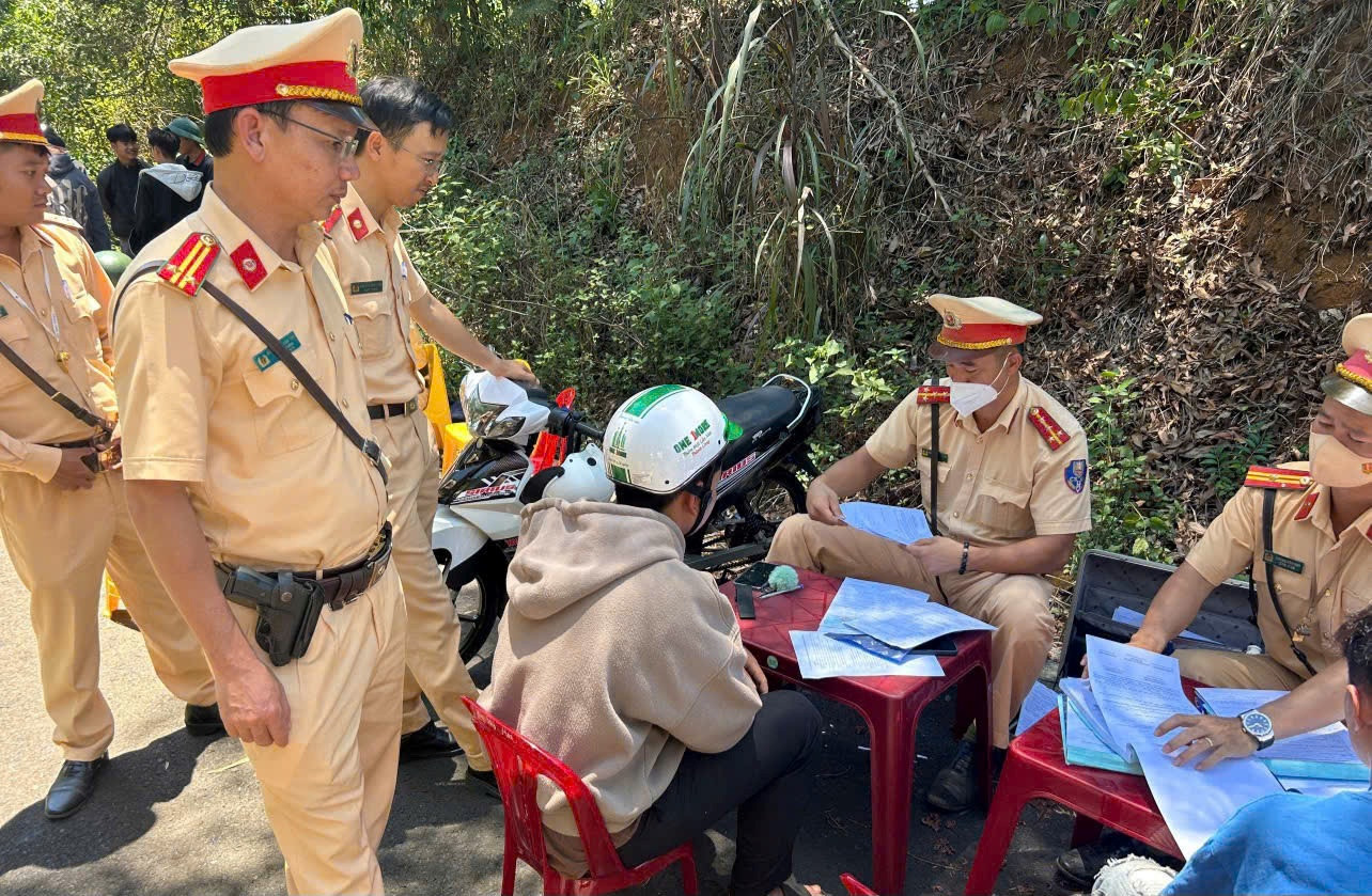 Lực lượng công an lập biên bản xử lý vi phạm.