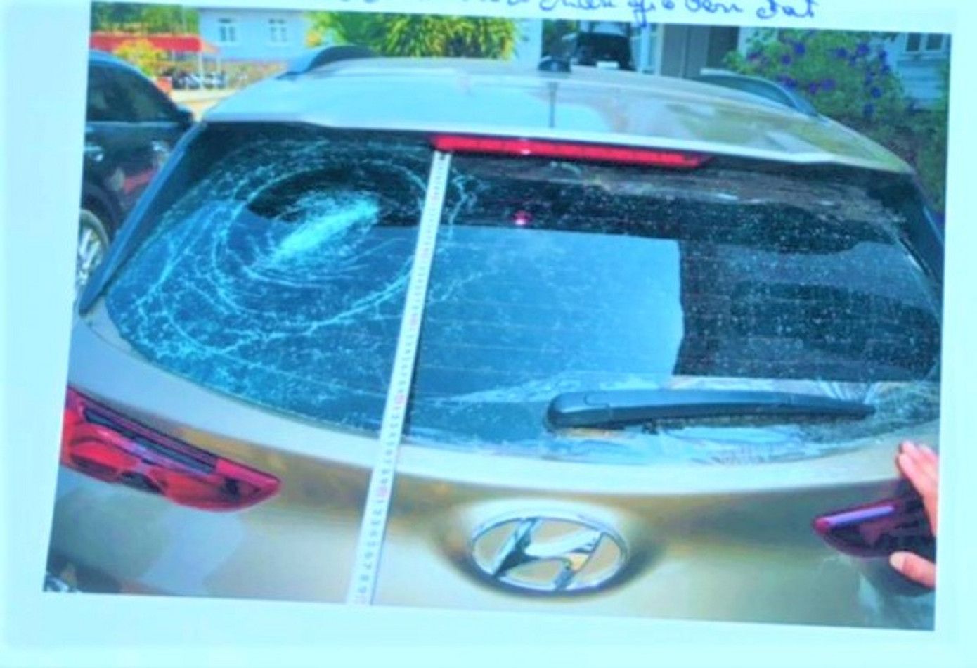 Chiếc xe bị ném đá