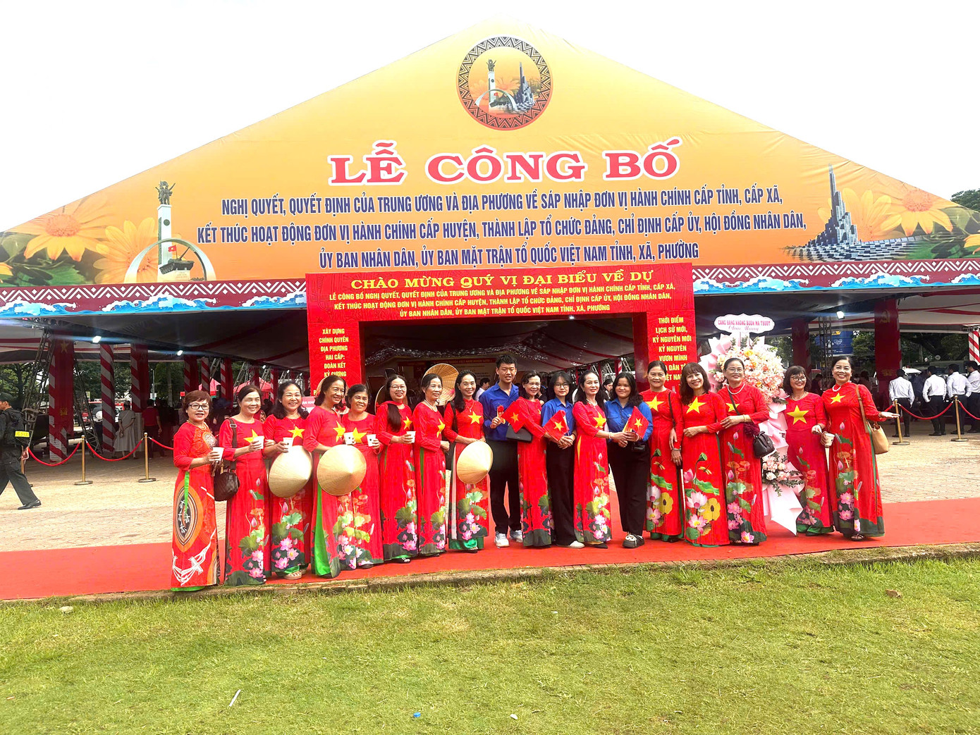 Người dân phấn khởi đến dự lễ công bố tỉnh Đắk Lắk (mới)